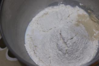 配方用所有原料，除橄榄油外全部放入厨师机盆。