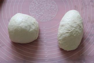 取出面团，挤压排气后，把面团分成两等份。