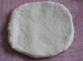 用面杖把面团擀平，尽量擀成厚度相同的四角型。