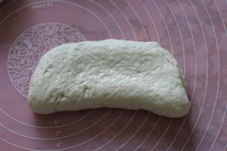 将面团对折。压紧结合处。