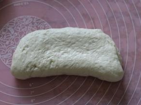 将面团对折。压紧结合处。