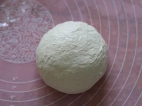 滚圆，保鲜膜覆盖松弛20分钟。