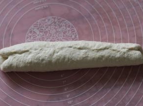 把两结合处捏在一起，压紧，滚成不粗细均匀的长型法国面包形状。