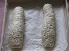 放入烤盘，保鲜膜覆盖进行发酵。