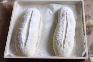 二次发酵（室温25度80分钟），两倍大，表面割口，撒高粉。割口越深，烤出来越漂亮。