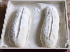 二次发酵（室温25度80分钟），两倍大，表面割口，撒高粉。割口越深，烤出来越漂亮。