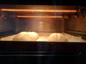 放入烤箱中下层，预热200度，烘烤27分钟。普通烤箱提前预热八分钟。