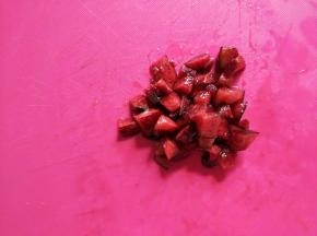 樱桃切小块。
