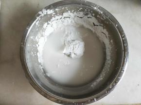 所有粉类加140克清水混合搅拌均匀。