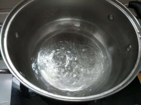 中火加热将细砂糖融化，煮至沸腾。