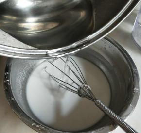 将煮开的糖水加入混合好的粉浆中搅拌均匀，把生浆烫成熟浆。