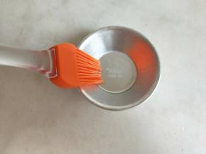 模具刷上少许玉米油。