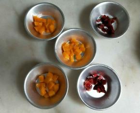 放入适量芒果和樱桃。