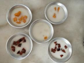 将粉浆倒入模具。