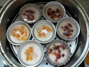 水烧开后再放上钵仔糕，大火先蒸10分钟，再转小火蒸15分钟。