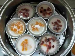 水烧开后再放上钵仔糕，大火先蒸10分钟，再转小火蒸15分钟。