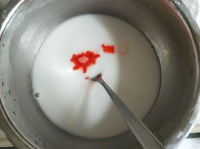 剩余的粉浆加3克草莓果味粉。