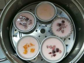 上锅蒸后即为粉红色草莓味的钵仔糕。