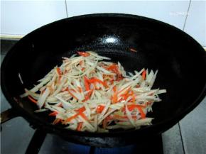 翻炒均匀，成熟出锅。