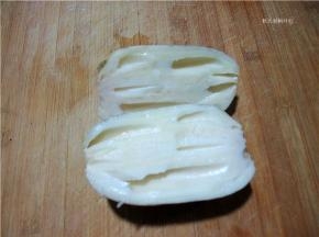 莲藕洗净对半剖切开