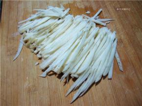 然后切成细丝放入清水中浸泡备用