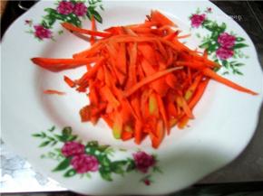 胡萝卜切成丝备用