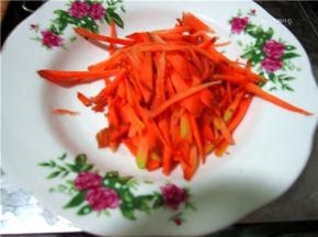 胡萝卜切成丝备用