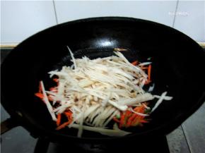 再放入莲藕丝翻炒