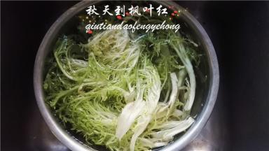 将苦菊的头部去除，放入容器中用清水浸泡15分钟以上