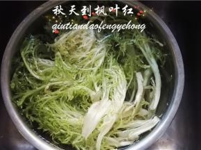 将苦菊的头部去除，放入容器中用清水浸泡15分钟以上