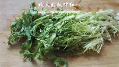 清洗干净后切成适当的段