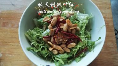 放入容器内，加入花生仁（如果有现成的花生仁可以直接加入，没有可以用微波炉加热几分钟去除外皮即可）