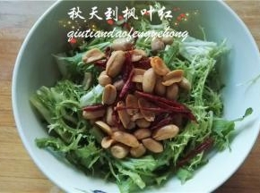 放入容器内，加入花生仁（如果有现成的花生仁可以直接加入，没有可以用微波炉加热几分钟去除外皮即可）