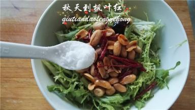 放入少许糖提鲜提味