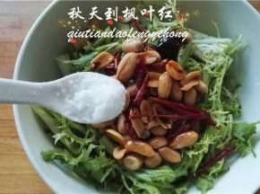 放入少许糖提鲜提味