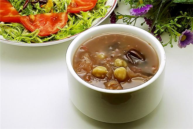 银耳红枣黑米粥