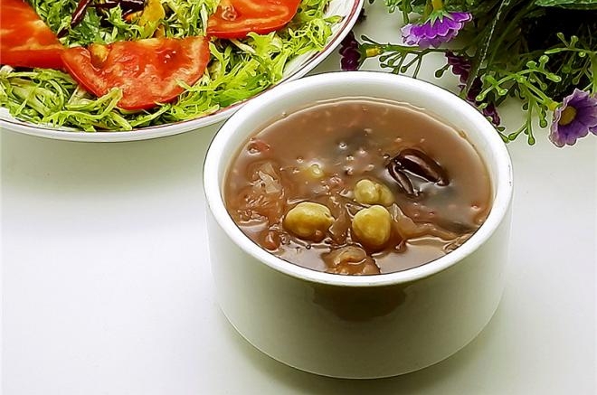 银耳红枣黑米粥
