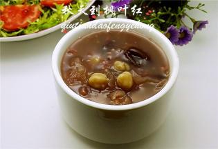 配上清爽的小菜，吃起来好爽呀。