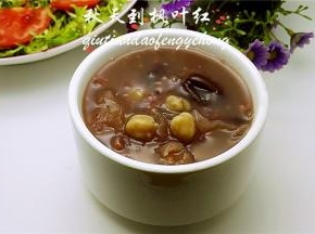 配上清爽的小菜，吃起来好爽呀。