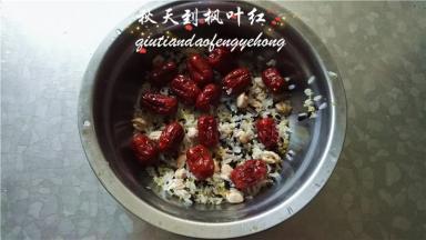 将所有食材放入容器中用清水冲洗几遍