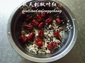 将所有食材放入容器中用清水冲洗几遍