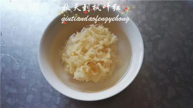 先将银耳泡发好