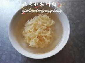 先将银耳泡发好