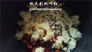 将泡好的银耳撕成小朵放入