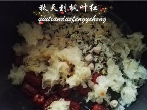 将泡好的银耳撕成小朵放入