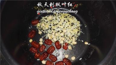 然后将食材放入压力锅中