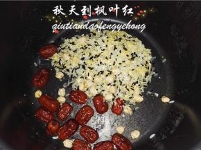 然后将食材放入压力锅中