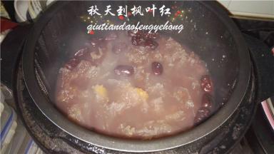 听到蜂鸣声关掉电源，再闷至气压自动消除，打开锅盖，银耳软烂，汤汁粘稠的粥就做好啦