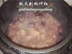 听到蜂鸣声关掉电源，再闷至气压自动消除，打开锅盖，银耳软烂，汤汁粘稠的粥就做好啦