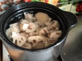 一次加上足够的水量，看看快满锅了。